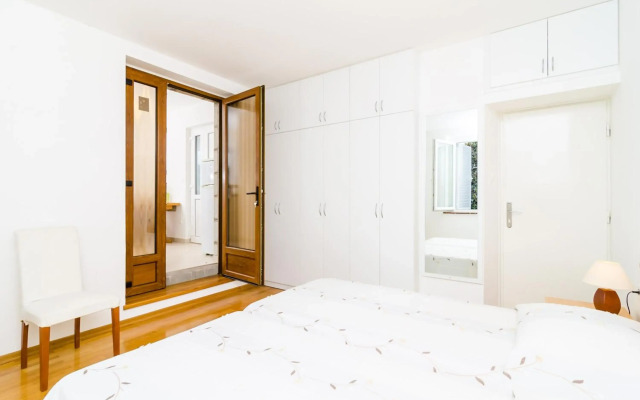 Nikola Apartments