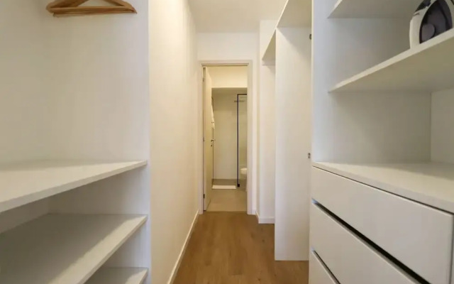 w Elegant 2BR w Balcony Near Larcomar