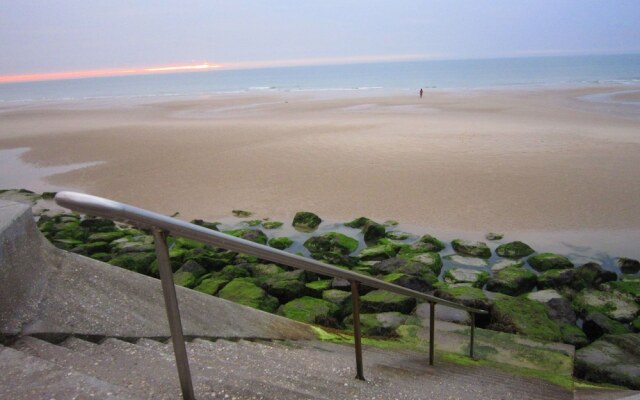 A Pleasant Little Studio Apartment With a Terrace, 30 Metres From the Beach
