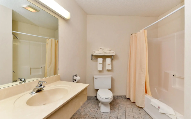 Americas Best Value Inn Tahquamenon Country