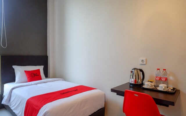 RedDoorz Plus near Solo Baru