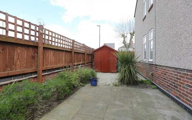 3/4 Bed House 2 Bathroom off Road Parking