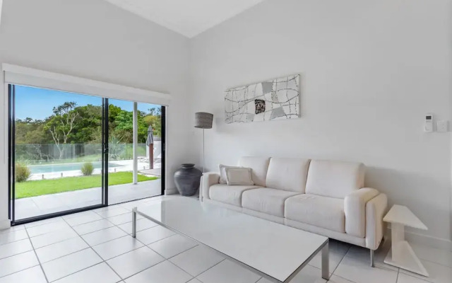 Beachfront 3-bed With Private Pool & Fireplace