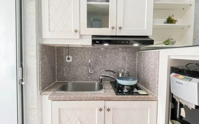 White Accent 1Br Near Mall At Bassura City Apartment