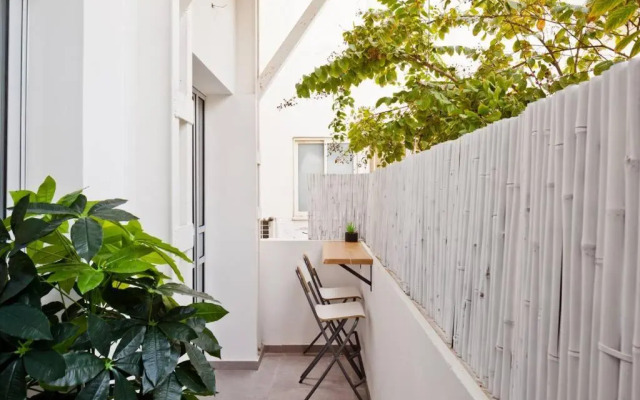 Beautifully Renovated 2BR with Balcony Beachfront*