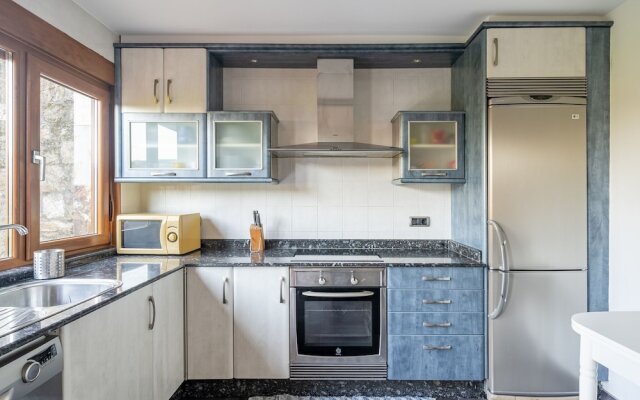 Classy Holiday Home With Swimming Pool, Garden, Bbq, Parking