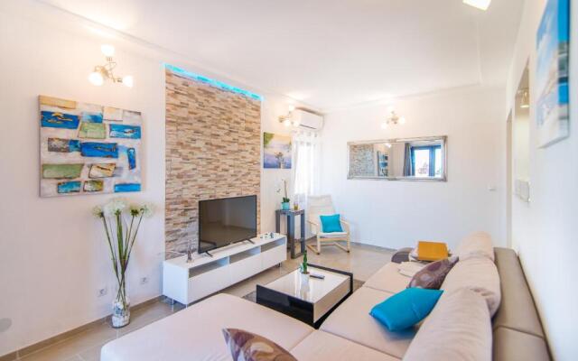 Charming house on the beach and Deluxe Apartment