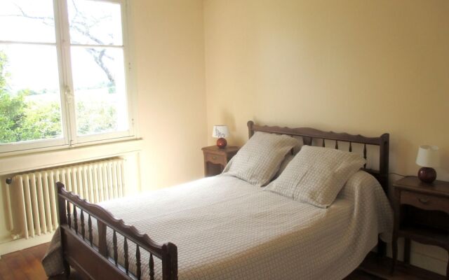 House With 4 Bedrooms in Charnay-lès-mâcon, With Wonderful Mountain Vi