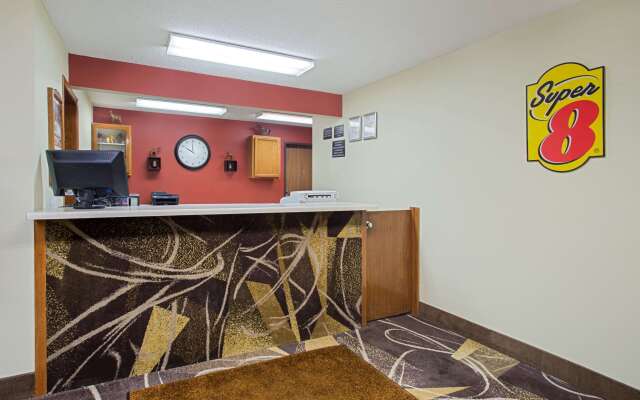 Super 8 by Wyndham Charles City