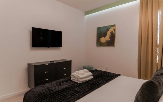 Sophisticated 9 Bedroom Close to Disney