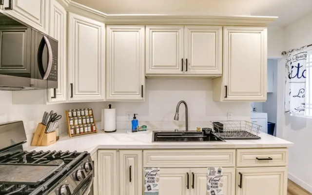 East Los Angeles Home - 7 Mi to Downtown!