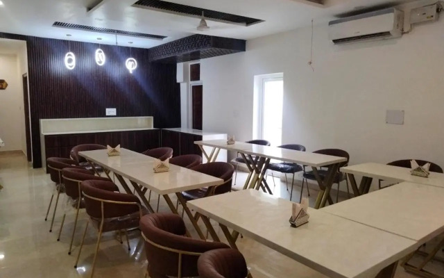 OYO 22115 Hotel D Plaza