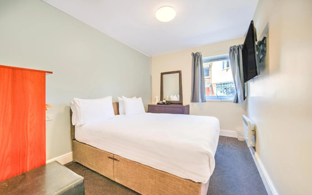 OYO Go2 Gloucester Hotel