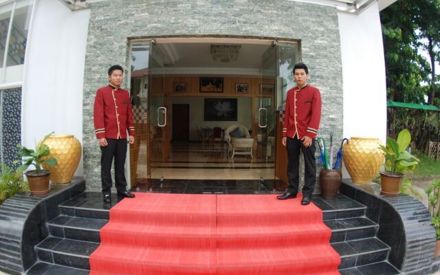 Holiday Hotel