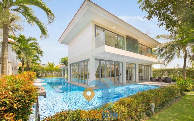 Deluxe villa along the beach