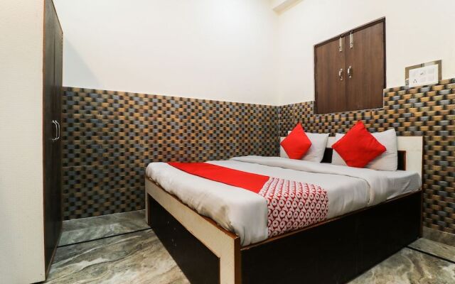 OYO 11762 Trimurti Guest House