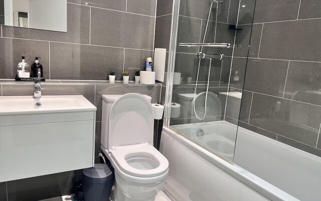 3br-sleeps8-canarywharf-cinemabedroom