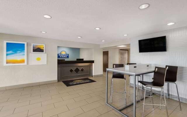 Days Inn & Suites by Wyndham Kansas City South