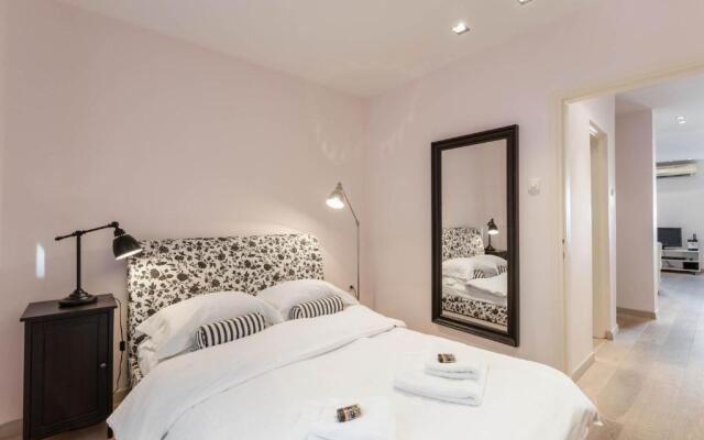 Stylish white 4 ppl apartment in City center