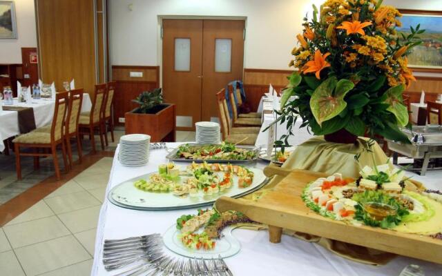 Garden Hotel Wellness Es Konferencia