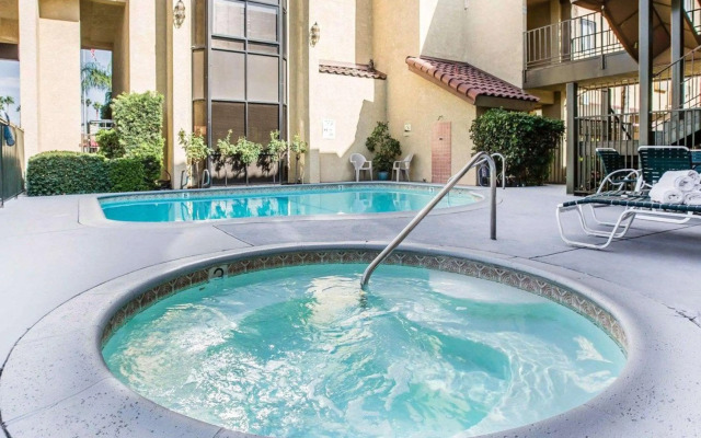 California Inn and Suites Bakersfield