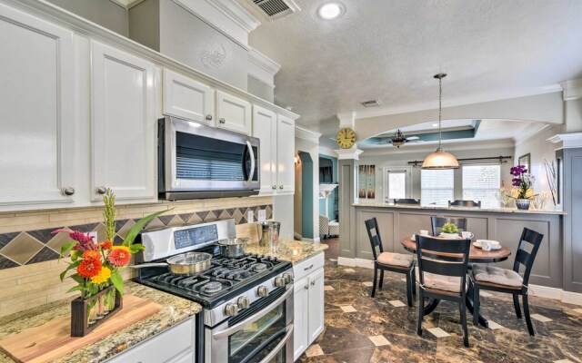 Spacious & Central Katy Retreat: 27 Mi to Houston!