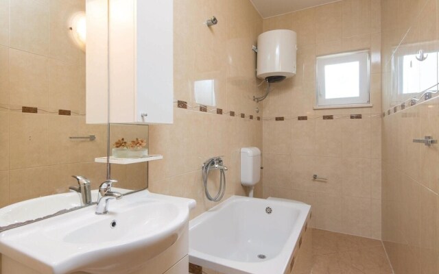 Amazing Apartment in Kuciste-perna With 2 Bedrooms and Wifi
