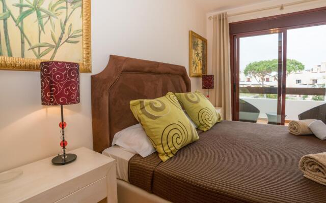 Traditional Townhouse in Vila Sol by Ideal Homes