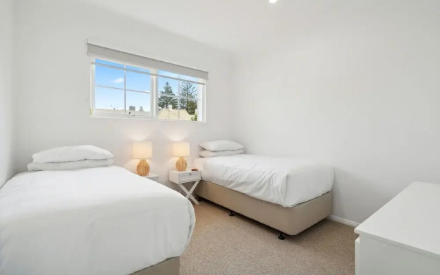 Coastal Luxury: 3-bed Townhouse 150m From Beach