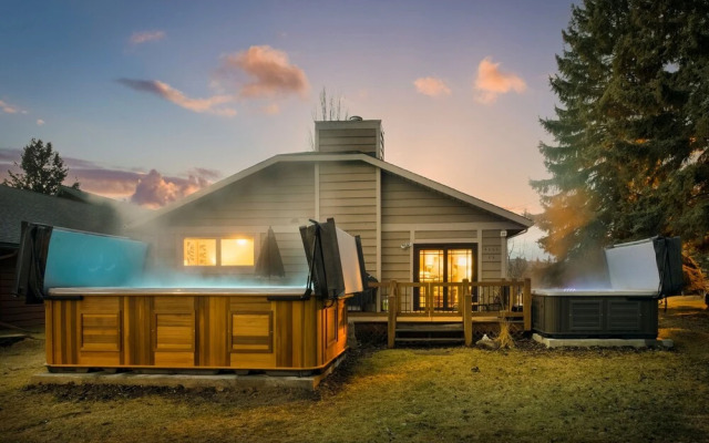 SPACIOUS 3,000 sq2 Luxury Home | PRIVATE Pool & Hot Tub | STEPS to Kinsmen Beach