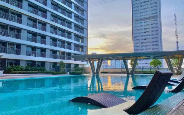 Cozy 1BR with balcony at Fame Residences