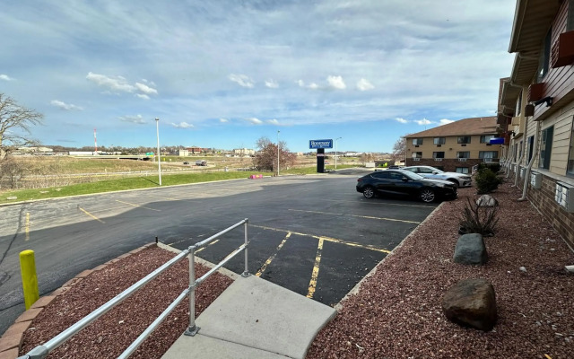 Rodeway Inn & Suites Madison East