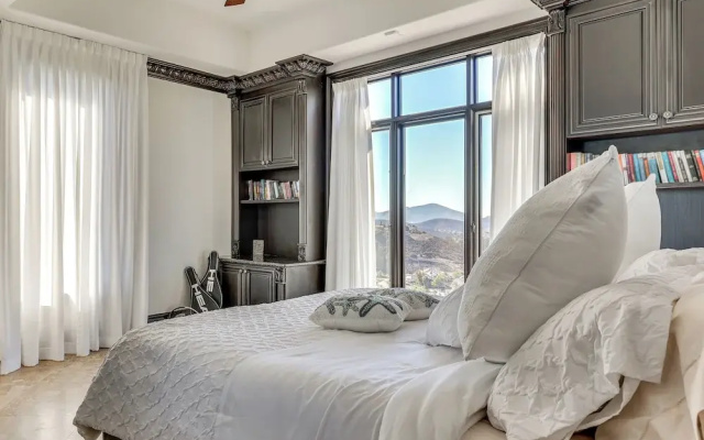 Grand 9,000-sq-ft Estate! Luxurious Socal Getaway