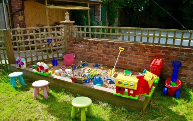 Squirrel Barn. Hi-spec. Hot tub & Wifi. Sleeps 14