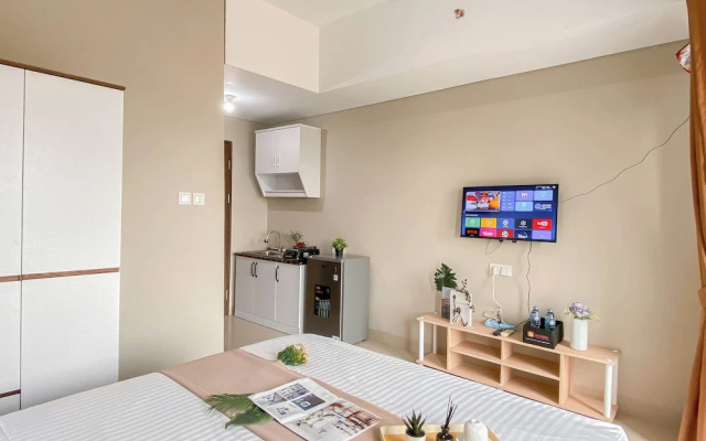 Neutral Minimalist Studio Apartment At Lrt City Sentul - Royal Sentul Park – Guest Rooms – Kadumangu