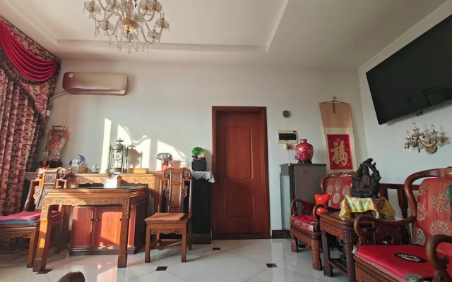 Mommy's home with breadfast and more