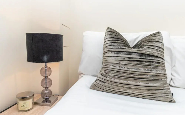 Modern Two Bedroom Apartment in Hammersmith - 203a, London