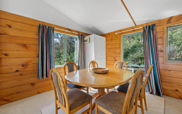 Seaview, Sun and Surf - Piha Holiday Home