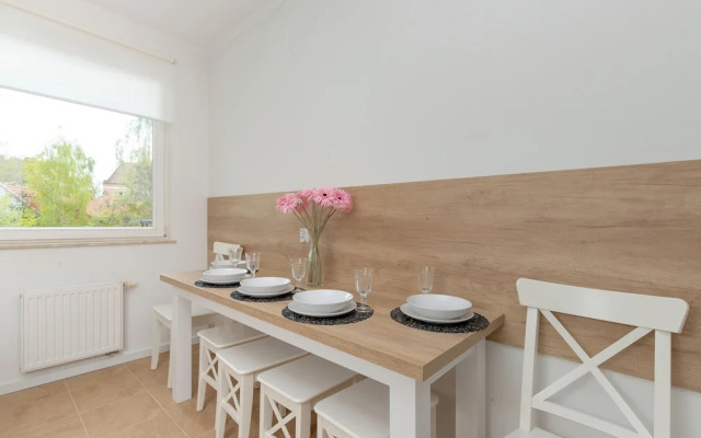 Spacious Apartment With Desk by Renters