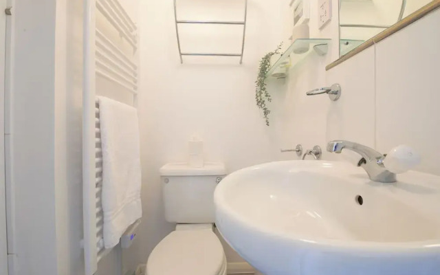 2 Bed Apartment Overlooking Water