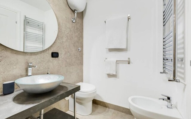 Large & Stylish 3 bed Flat in Excellent Location