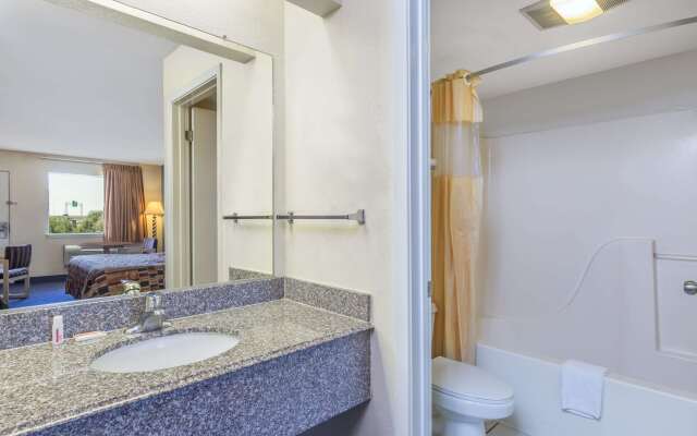 Days Inn by Wyndham San Antonio