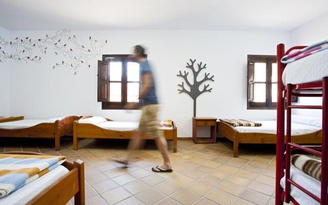 Albergue y Alojamiento en Monfragüe. Centro de Educación Ambiental La Dehesa
