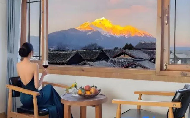 Halfway up the mountain, it's mine; the mountain retreats into seclusion – People – Lijiang