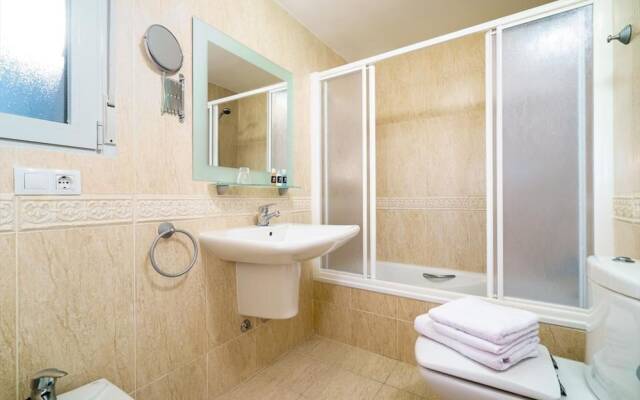 Fantastic first beach line attic apartment, sleep7