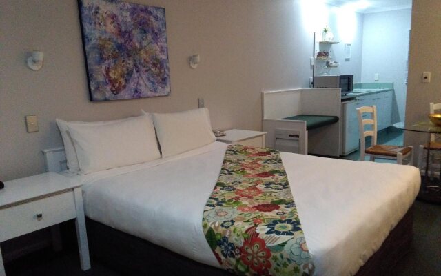 Colonial Lodge Motel