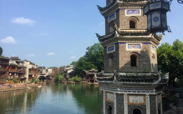 Fenghuang Lelai Yaju Inn