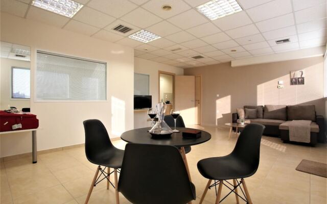 GK Airport Suites - Free Shuttle