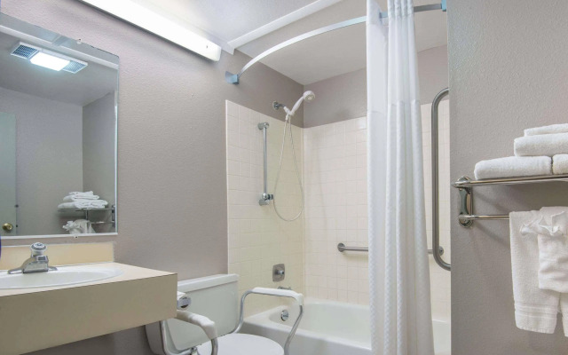 Super 8 By Wyndham Sheridan