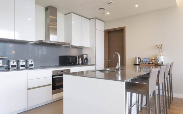 Luxury Apartment Stroll Away From City Walk